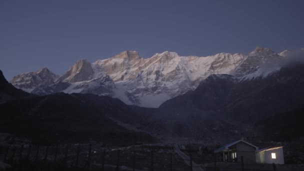 Rocky Himalayan Mountains Towering Kedarnath Temple Uttarakhand India Static Shot — Vídeos de Stock