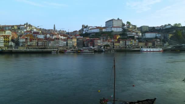 Scenografia Aerea Discendente Della Nave Sul Fiume Douro Sullo Sfondo — Video Stock