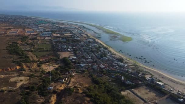 Schöne Luftaufnahme Der Küstenstadt Mit Sandstrand Und Ozean Bei Sonnigem — Stockvideo