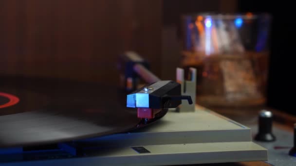 手工将留声机针放在乙烯基唱片上 用冰块喝杯酒 近距离接触 — 图库视频影像