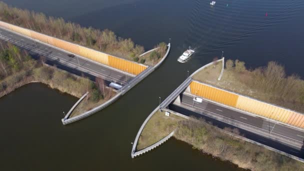 Veluwemeer Aqueduct View Boat Sailing Aquaduct Traffic Tunnel Highway — Vídeo de Stock