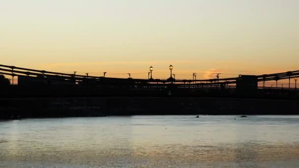 Silhouette Commuters Crossing Hammersmith Bridge Sunrise Zoom — Stock video