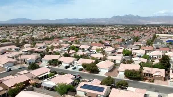 Een Buitenwijk Van Las Vegas Nevada Met Roze Daken Rotstuinen — Stockvideo