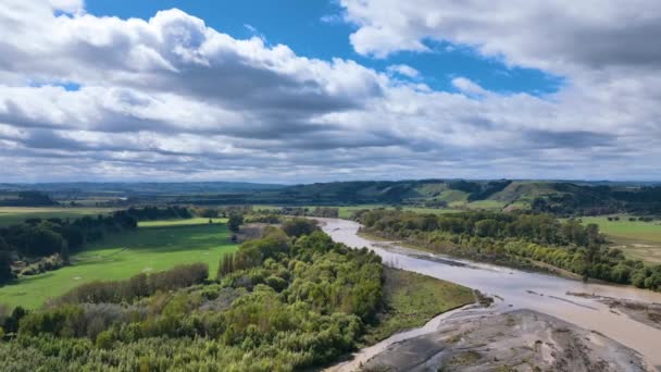 Volez Haut Dessus Rivière Rangitkei Inondée Gonflée Des Terres Agricoles — Video