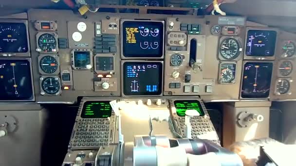 Boeing 767 Kokpit Uçuş Hazırlıkları Aletler Açık — Stok video