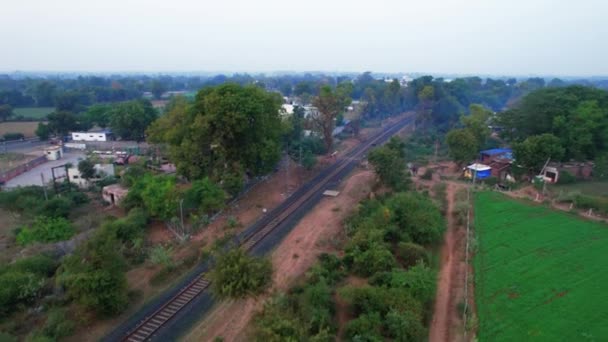 Εναέρια Drone Γυρίστηκε Ταξιδεύοντας Προς Πάνω Των Σιδηροδρομικών Γραμμών Μια — Αρχείο Βίντεο