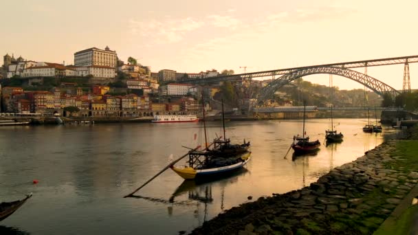 Navi Vino Tradizionali Ormeggiate Nel Fiume Portoghese Dolcemente Fluente Douro — Video Stock