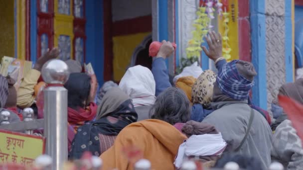 Натовп Відданих Які Поспішають Ввійти Храм Кедарнатха Уттаракханді Індія Повільний — стокове відео