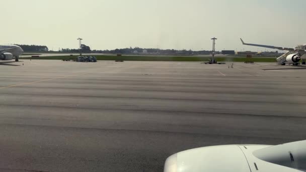 Coches Pasan Dentro Pista Aterrizaje Del Aeropuerto Francisco Carneiro Porto — Vídeo de stock