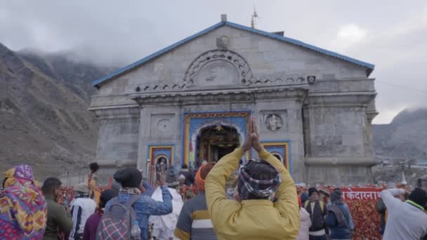 Kedarnath Tempel Met Toegewijden Verzameld Heer Shiva Aanbidden Garhwal Himalaya — Stockvideo
