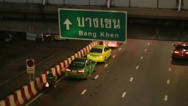 Tráfico Por Carretera Bajo Puente Bangkok Por Noche — Vídeo de stock