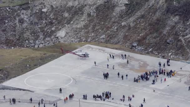 Helicopter Service Lands Helipad Pilgrims Visiting Kedarnath Temple Uttarakhand India — Stok video