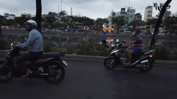 サイゴンに沿ってバイクや車の交通移動中の車から撃たれた運河 — ストック動画