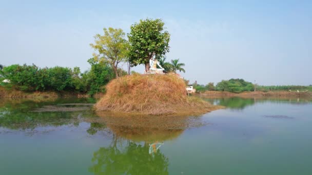 Rotation Left Islet Yellowish Green Grasses Lake Beautiful Vacation Home — ストック動画