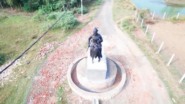 Veduta Aerea Frontale Drone Una Statua Nera Guerriero Con Elmo — Video Stock