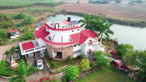 Rotierende Luftaufnahme Eines Wunderschönen Komplexes Dreistöckiger Weißer Luxus Häuser Umgeben — Stockvideo
