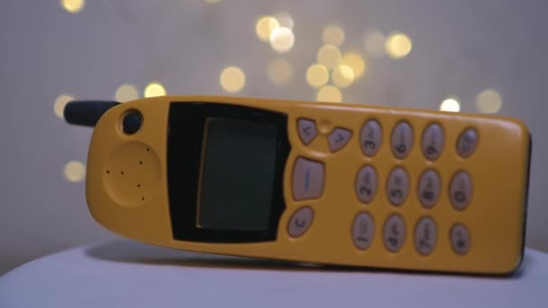 Amarillo Nokia 5110 Teléfono Móvil Con Antena Externa Girando Tocadiscos — Vídeo de stock