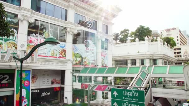 Bir Yaya Köprüsü Yeşil Çatıyı Bangkok Merkezindeki Alışveriş Merkezine Bağlıyor — Stok video