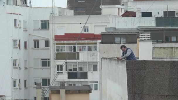 Static Shot Workman Surveying Edge Apartment Building Valencia Spain — Stock Video
