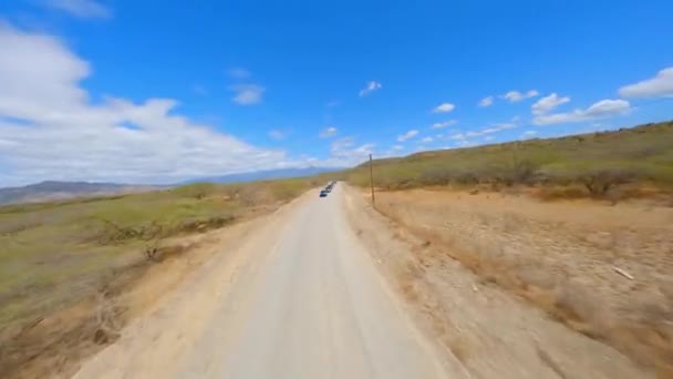 夏天在风景秀丽的道路上驾驶迷你库珀轿车时 空中速度飞驰而过 — 图库视频影像