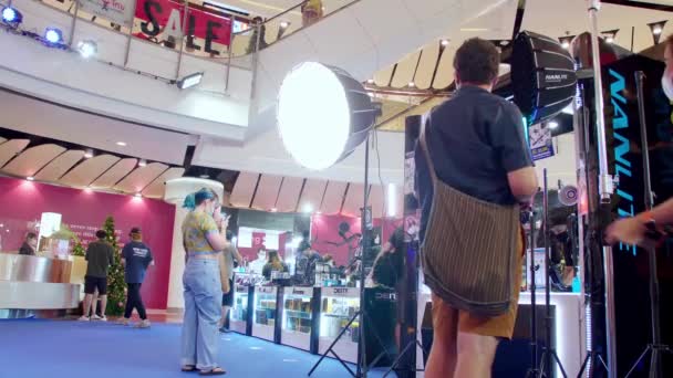 Photography Equipment Showing Boot Central World Bangkok — ストック動画