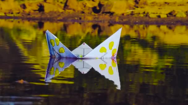 Реечная Бумажная Лодка Поверхности Воды Плавающая Реками Около — стоковое видео