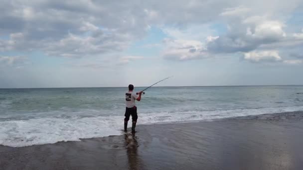 Homem Balançando Pesca Rod Para Mar Praia — Vídeo de Stock