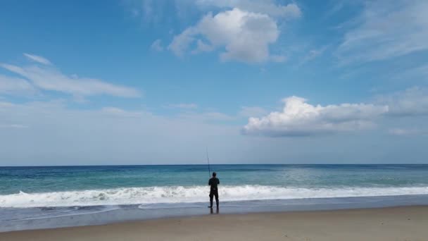 Man Vissen Het Strand Bij Ocean — Stockvideo