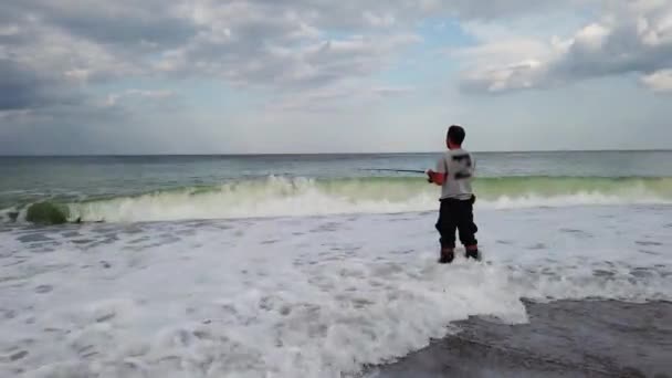 Man Casting Fishing Rod Beach — Stockvideo