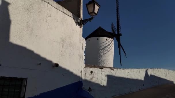 스페인의 거리의 과푸른 집에는 이비치고 가로등 역사의 풍차입니다 사진찍는 사람들 — 비디오