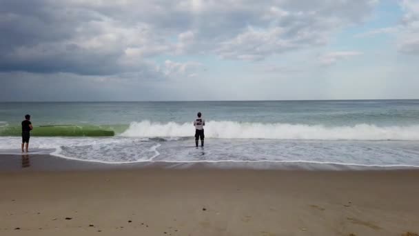 Mannen Vissen Het Strand — Stockvideo