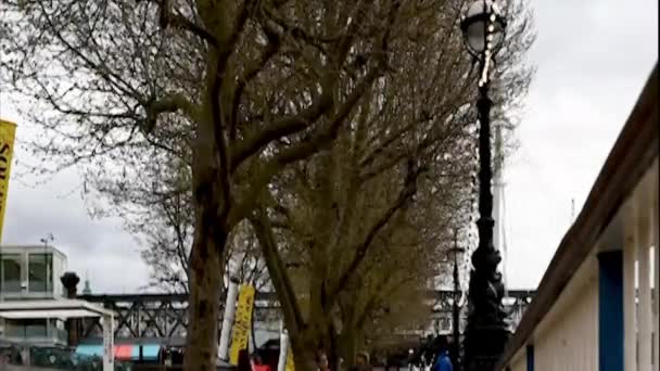イギリス ロンドン サウスワークのテムズ パスを歩く — ストック動画