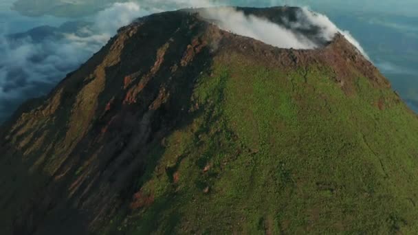 Fumo Branco Subindo Cratera Vulcão Arenal Durante Nascer Sol Aéreo — Vídeo de Stock