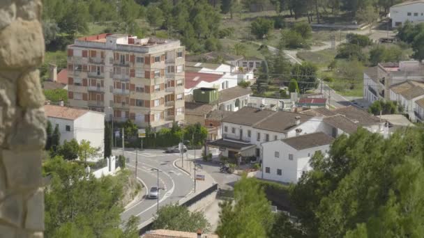 Carros Dirigem Torno Canto Apertado Pequena Aldeia Espanhola Chulilla — Vídeo de Stock