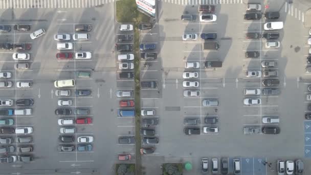 エストニア南部の駐車場にある最大のショッピングセンター ルナックス へのドローン便 — ストック動画