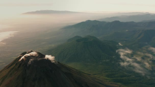 Volcán Arenal Con Cráter Cerro Chato Durante Mañana Vista Nebulosa — Vídeos de Stock