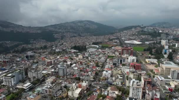 Αεροφωτογραφία Του Κεντρικού Κίτο Πρωτεύουσα Του Ισημερινού Κάτω Από Βροχερά — Αρχείο Βίντεο