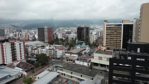 エクアドル 雲の日にダウンタウンの建物や医療センターのドローン空中ビュー — ストック動画