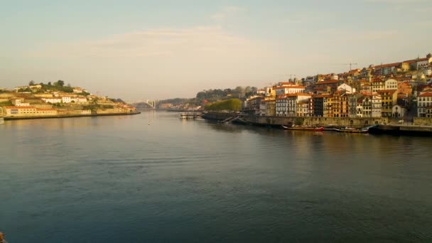 葡萄牙波尔图港落日时分多罗河边的历史建筑和房屋 广角镜头 — 图库视频影像
