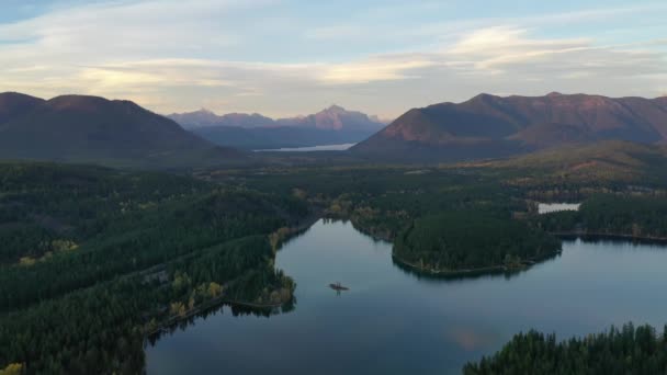 Beautiful Sunset View Lush Forest Idyllic Mountain Range Surrounding Lake — Vídeo de stock