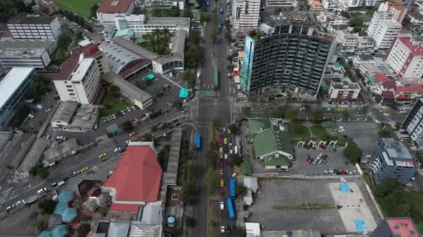 厄瓜多尔基多市中心的空中景观 繁忙的每日交通和建筑物 倾斜的无人机拍摄 — 图库视频影像