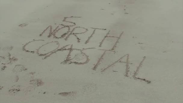 スコッチビーチの砂の中に書かれた北海岸500 — ストック動画