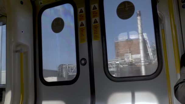 View Kijkend Naar Dubbele Deuren Van Stock Metropolitan Train Goes — Stockvideo