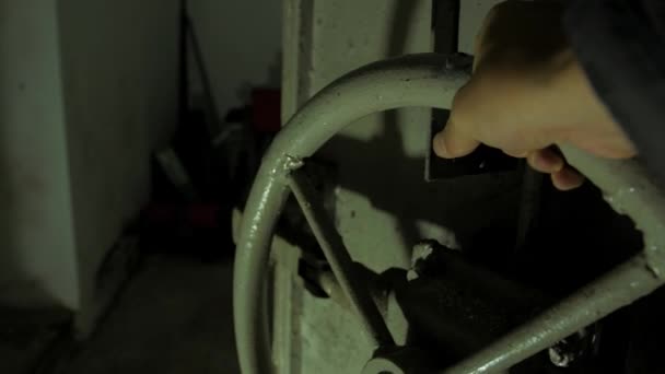 Рука Закрывает Старую Стальную Дверь Бетонном Бомбоубежище Спрятать Гражданских Людей — стоковое видео