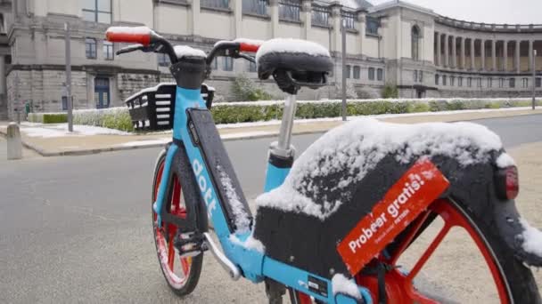 Isolado Dott Azul Bike Coberto Neve Inverno Rastreamento — Vídeo de Stock