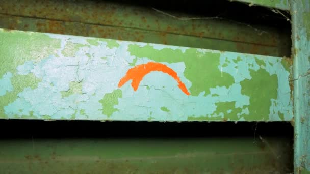 Ușă Veche Din Oțel Săgeată Roșie Interiorul Adăpostului Pentru Bombe — Videoclip de stoc