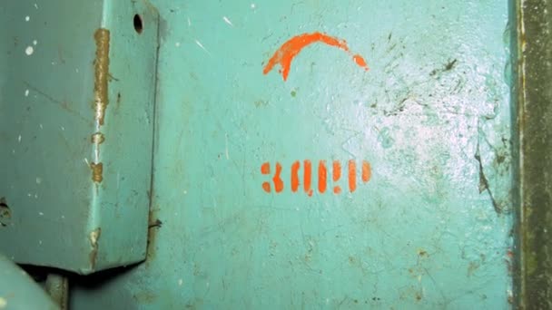 Сталеві Двері Всередині Укриття Бетонної Бомби Приховування Цивільного Населення Підземний — стокове відео