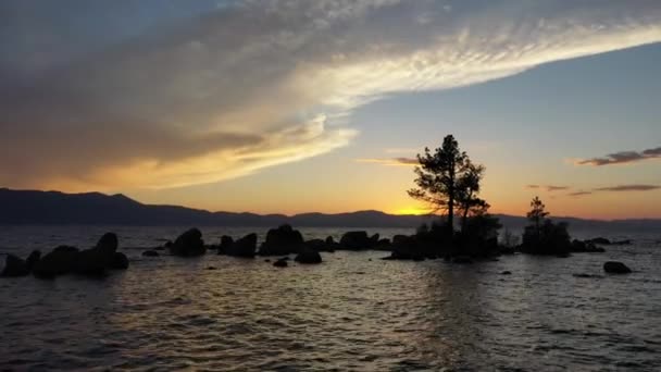 Silhouette Tree Rocks Dusk Lake Tahoe California Usa Aerial — ストック動画