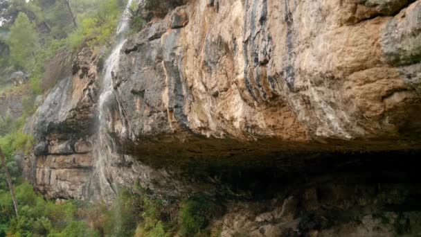 Cascade Falling Rocky Feature Large Cave Called Cueva Del Gollizno — Stockvideo