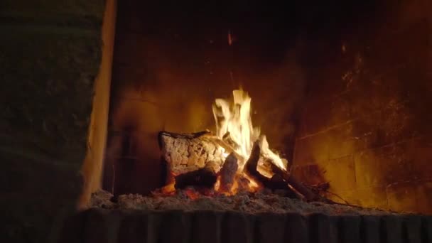 Tiro Boneca Cinematográfica Fogo Log Quente Dentro Uma Antiga Casa — Vídeo de Stock